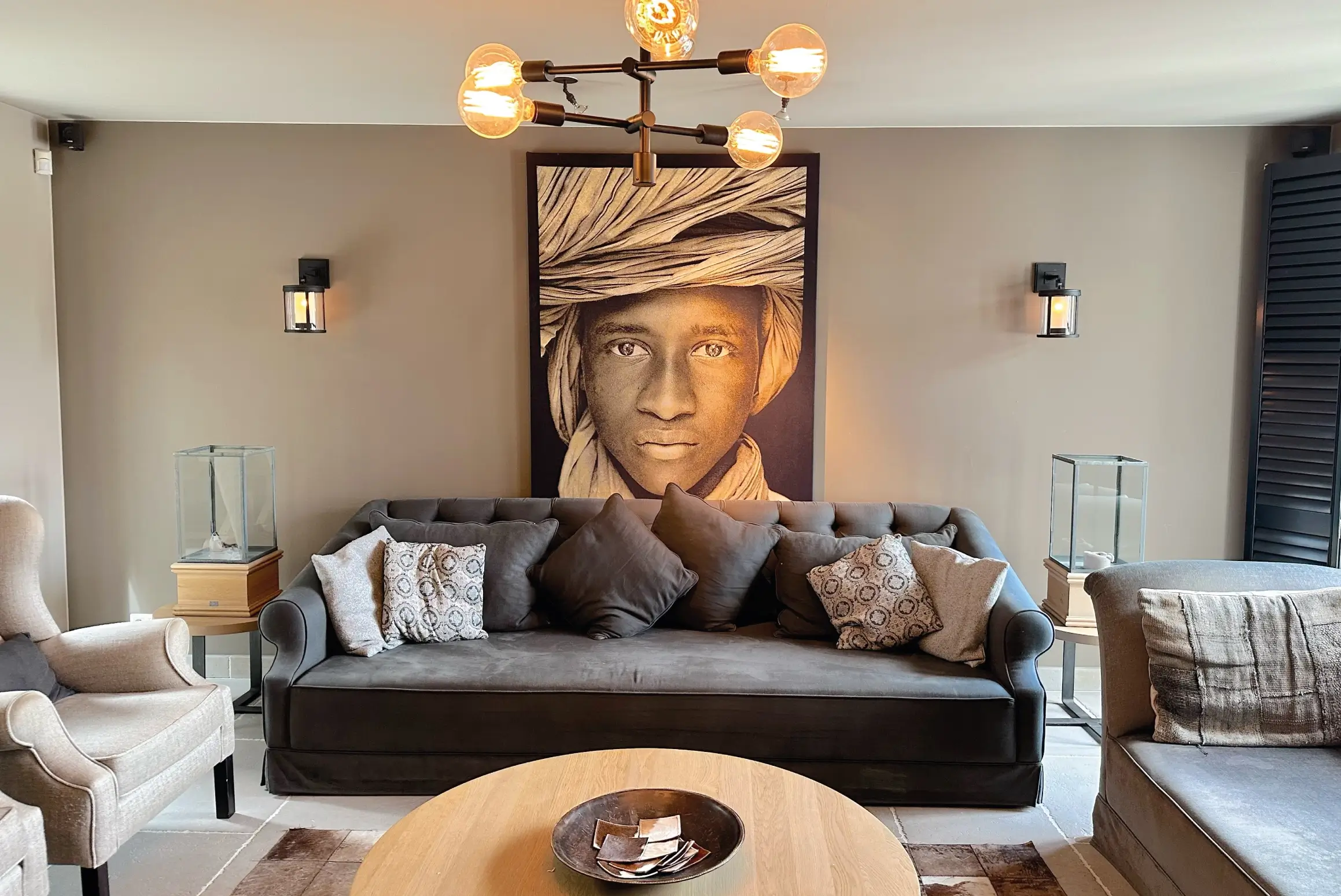 Woonkamer met sofa en kunst